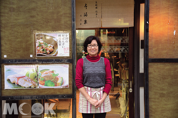 站在料理教室「京料理 すま家」前的藤田博子老師。（圖片提供／TRAVELER Luxe旅人誌）