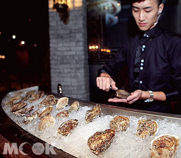 04Oyster Tank生蠔客吧檯，每日空運歐陸當季鮮生蠔，對酌美酒的絕佳搭配。（圖片提供／TRAVELER Luxe旅人誌）