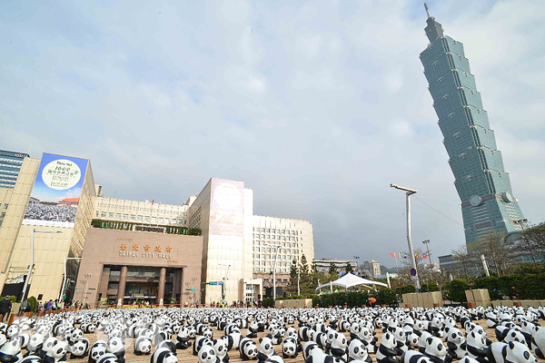1600隻紙貓熊展和台北101大合照。（圖片提供／台北市政府觀光傳播局）