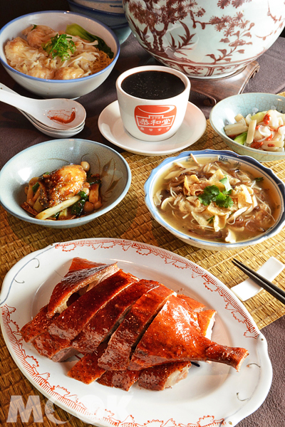 歷史悠久的恭和堂龜苓膏和各家小吃匯聚成此次的「香港百年巷弄小吃盛宴」。（圖片提供／君品酒店）