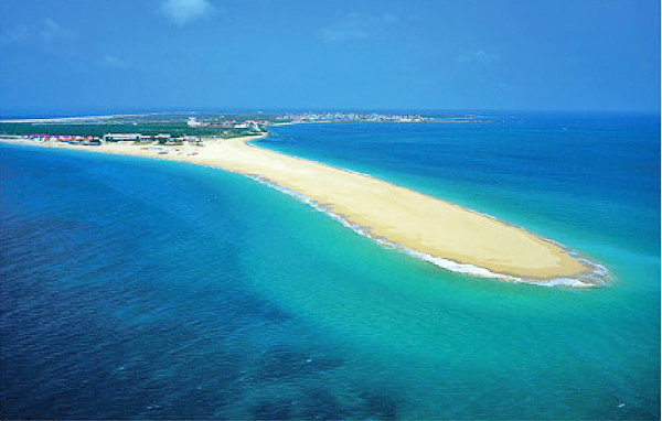吉貝沙尾的沙灘柔軟細緻，金黃的色彩與湛藍海水相得益彰。（圖片提供／澎湖縣政府）