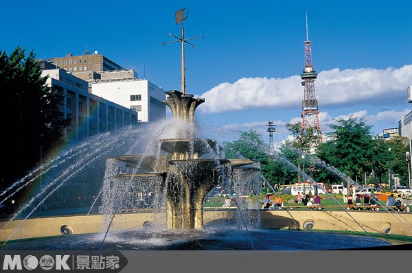 大通公園是個綠帶型公園，不論是散步或徜徉在草地上或坐臥在涼椅上欣賞噴泉，都很愜意。（圖片提供／墨刻編輯部）