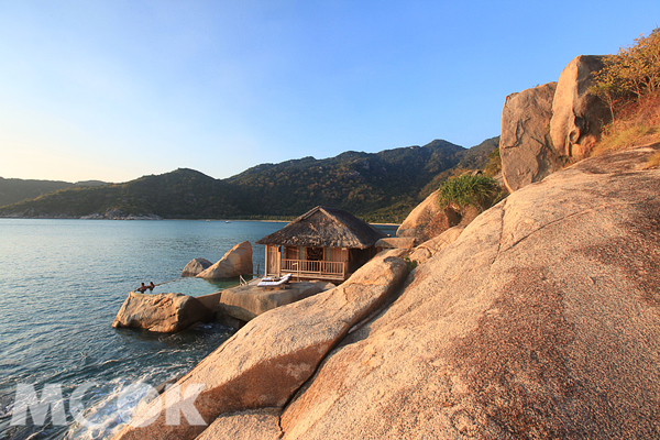 面向一望無際的大海，在池中享受兩人的甜蜜時光。（圖片提供／博海旅行社）