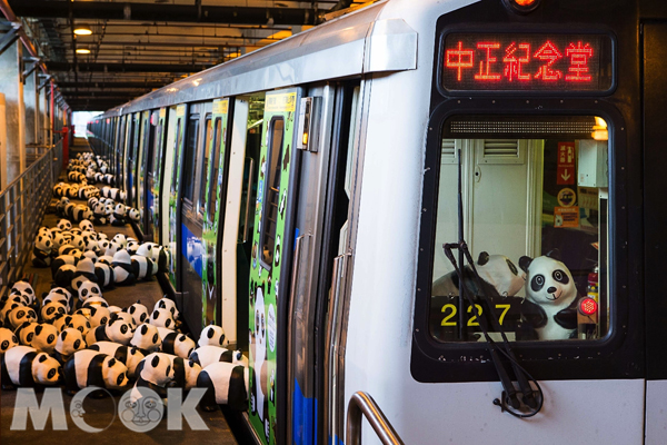 1600隻紙貓熊搭乘捷運前往中正紀念堂上班。（圖片提供／台北市政府觀光傳播局）