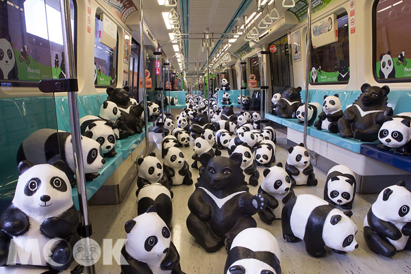 台灣黑熊和大家一起搭捷運上班。（圖片提供／台北市政府觀光傳播局）