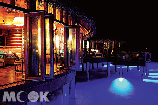 水上屋盡頭處的Jing餐廳，夜晚時分，腳底下的海水打著幽幽藍光，餐食以時尚亞洲創意料理為主，餐廳裡的酒窖，藏酒量為全馬爾地夫之最。（圖片提供／TRAVELER Luxe旅人誌）