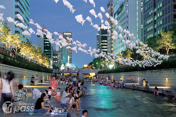 首爾的清溪川近年成為當地民眾的浪漫休憩空間。（圖片提供／墨刻編輯部）