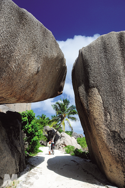 位於普拉蘭島外海約30分鐘船程的拉迪格島（La Digue），其中遍佈著花崗岩亂石的Anse Source d’Argent海灘，也是名列前茅的世界名灘。（圖片提供／TRAVELER Luxe旅人誌）