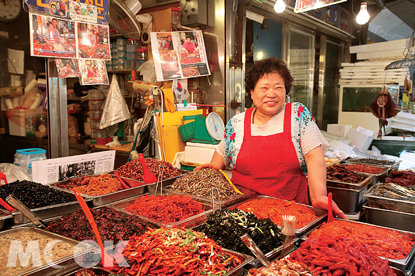 廣藏市場裡，賣著醃漬物的阿珠嬤熱情地不斷拿出東西給我們試吃。（圖片提供／TRAVELER Luxe旅人誌）
