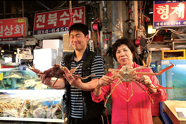 市場裡的阿珠嬤，頂上功夫和處理海鮮功力都非常了得。（圖片提供／TRAVELER Luxe旅人誌）