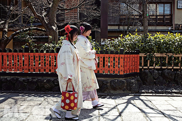 巧遇祇園花街中散步的女孩，感受春光爛漫。（圖片提供／TRAVELER Luxe旅人誌）