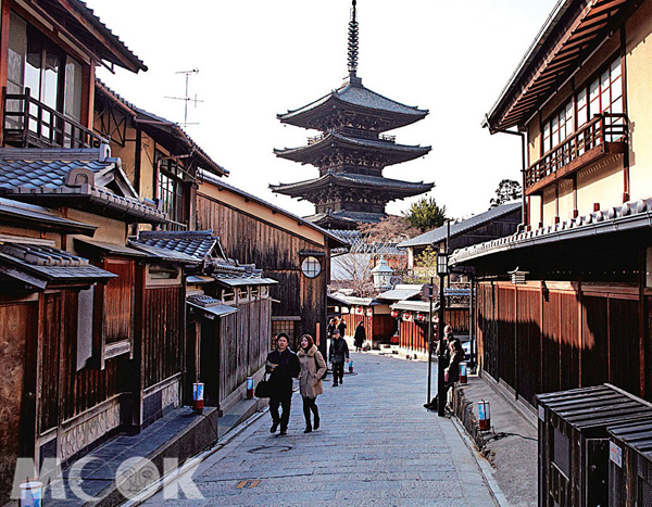 法觀寺八坂塔夕照，石板小路搭配木造町家，悠閒京都風格。（圖片提供／TRAVELER Luxe旅人誌）