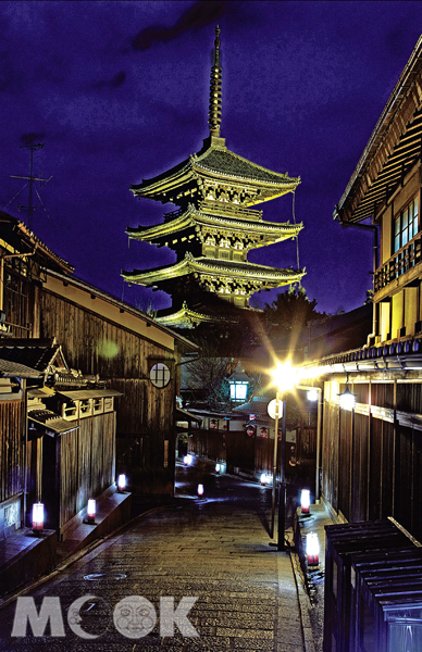 東山花燈路夜景，八坂塔與燈飾小路共演著閒靜小夜曲。（圖片提供／TRAVELER Luxe旅人誌）