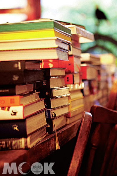 店內的大木頭長桌，擠滿了店主人Grace自海內外蒐羅來的各式藝術類書籍。（圖片提供／TRAVELER Luxe旅人誌）