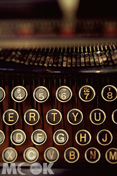 老式打字機，塵封記憶在污漬與傷痕中。（圖片提供／TRAVELER Luxe旅人誌）
