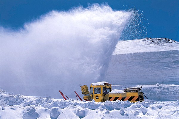 每年開山前的剷雪作業。（圖片來源／日本立山黑部阿爾卑斯山脈路線官網）