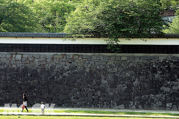 總長242公尺的長牆，是日本現存最長城牆，沉靜幽遠的氛圍令人屏息。（圖片提供／TRAVELER Luxe旅人誌）