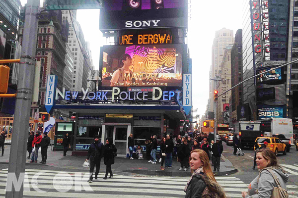 《高雄不思議 五月天紐約宣傳短片》於上週在紐約時代廣場首播。（圖片提供／高雄市政府）