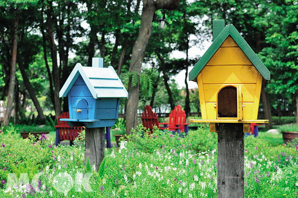 彩色木屋信箱和木椅，讓人彷彿置身童話世界。（圖片提供／墨刻編輯部）