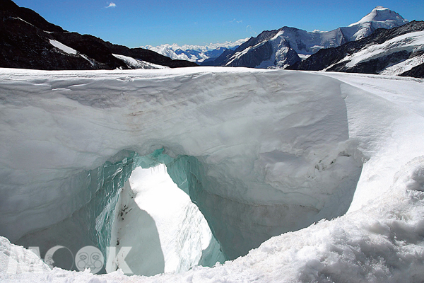 沿途有各種形狀的冰洞以及壯闊的阿雷奇冰河（Aletsch）。（圖片提供／TRAVELER Luxe旅人誌）