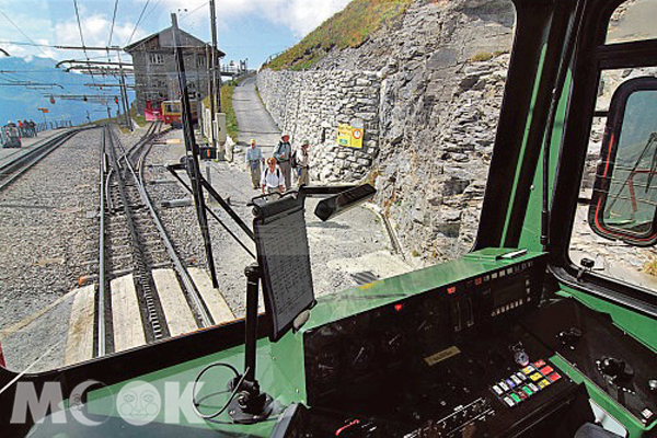 為克服陡峭山勢，少女峰鐵道為特殊的齒輪鐵軌（Cog railway）。（圖片提供／TRAVELER Luxe旅人誌）