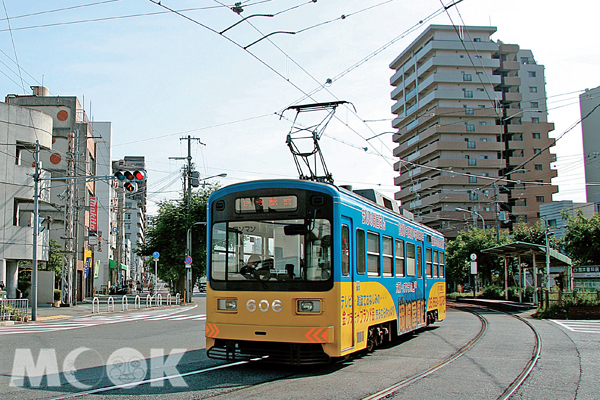 堺市路面電車月台就在路邊，概念跟公車很像。（圖片提供／TRAVELER Luxe旅人誌）