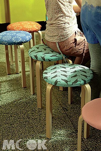 粉嫩的特製印花圓板凳，可愛得讓人想擁有一張。（圖片提供／TRAVELER Luxe旅人誌）