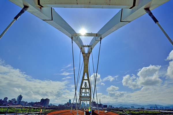 新月橋是國內雙跨距最長的鋼拱橋。（圖片來源／新北市政府水利局）