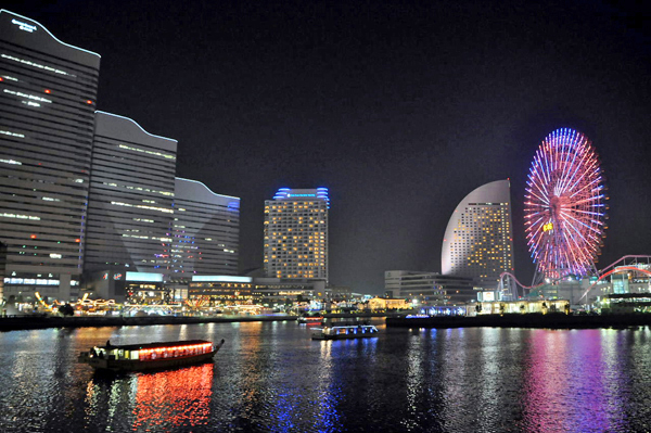 橫濱港口在夜色降臨時呈現的繽紛光景。（圖片來源／取自youinjapan.net）