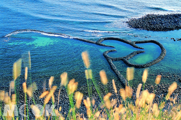 今年夏天，就讓澎湖三大主題遊程帶你暢遊「世界最美麗海灣」。（圖片提供／澎湖風管處，攝影：鄭全順）