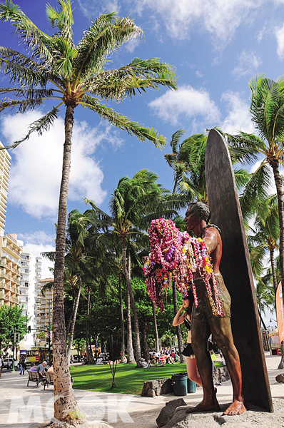 威基基海灘旁的杜克卡哈納莫庫（Duke Paoa Kahanamoku）雕像，他被尊稱為國際衝浪者之父。（圖片提供／TRAVELER Luxe旅人誌）