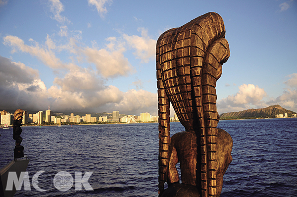 搭乘觀光遊船巡航威基基外海，船首豎立著兩尊夏威夷原住民的「提基」雕像，向岸上望去，威基基華麗的天際線和鑽石頭山一目瞭然。（圖片提供／TRAVELER Luxe旅人誌）