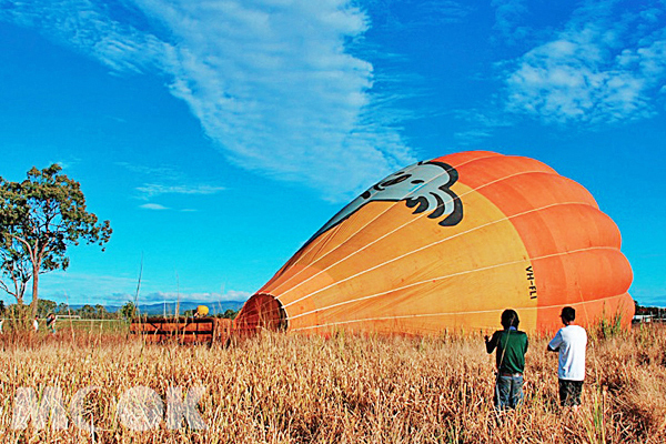 洩了氣的熱氣球像隻倒下的巨人。（圖片提供／TRAVELER Luxe旅人誌）