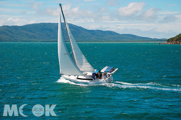 在大堡礁附近的海域上，也時常可見人們駕駛風帆。（圖片提供／TRAVELER Luxe旅人誌）