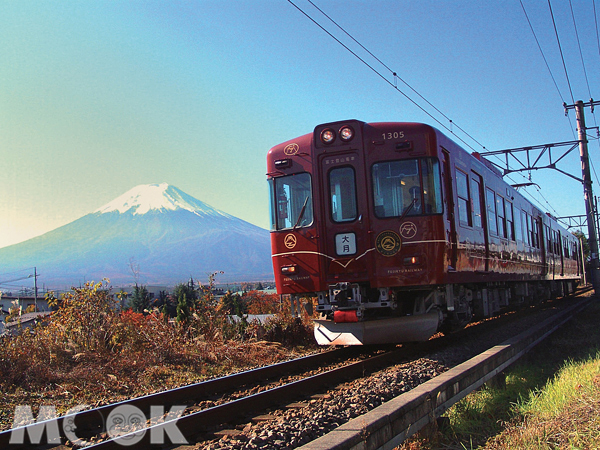 水戶岡銳治設計的復古列車「富士登山列車」，因別有情調而廣受歡迎，一位難求。（圖片提供／富士急行株式会社）