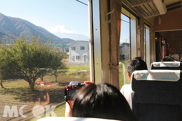 富士山特急將車窗加大，沿途捕捉藏在山間屋後的富岳美景。（圖片提供／TRAVELER Luxe旅人誌）
