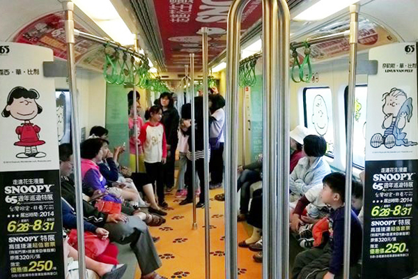 高雄捷運推出二輛史努比彩繪列車。（圖片來源／「走進花生漫畫: Snoopy 65週年巡迴特展」粉絲團）