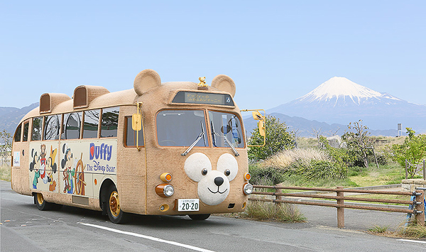 達菲熊巴士與富士山相遇。（圖片來源／www.tokyodisneyresort.jp）