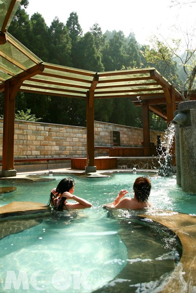 新竹尖石峇里森林溫泉渡假村提供泡湯設施。(圖片提供／峇里連鎖飯店)