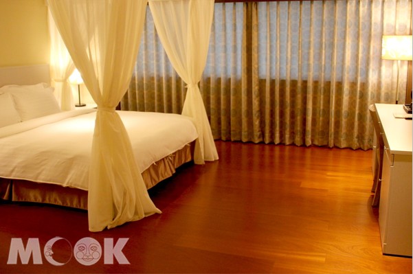浪漫床帷讓簡約房間更加舒適。(圖片提供／峇里連鎖飯店)