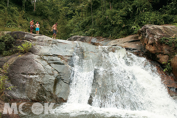 在Mor Paeng瀑布遇見正玩得開懷的歐美旅客。（圖片提供／TRAVELER Luxe旅人誌）
