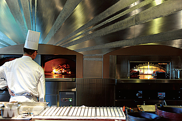 開放式廚房讓料理的製作過程勾勒想像，讓等待也成為一種享受。（圖片提供／TRAVELER Luxe旅人誌）