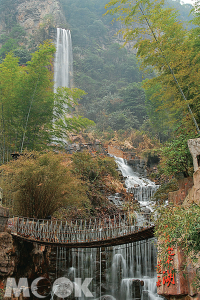 寶峰湖入口處特別規劃一座半人工的高聳瀑布，水流可以控制，也是引自寶峰湖的湖水。（圖片提供／TRAVELER Luxe旅人誌）