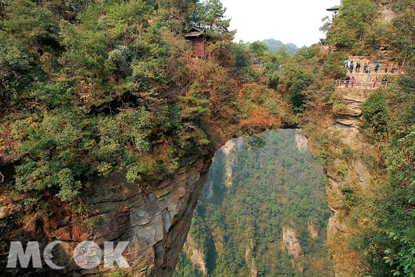 袁家界的天下第一橋屬於風化現象，橋長超過40公尺，從橋底到橋頂高達300公尺。（圖片提供／TRAVELER Luxe旅人誌）