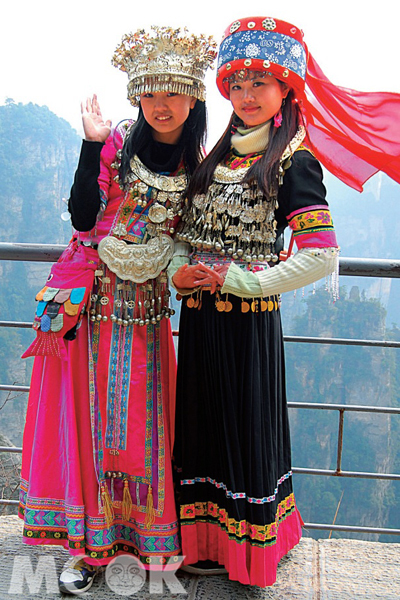 張家界是著名風景點，有不少苗族與土家族的姑娘穿著傳統服飾提供遊人拍照留念。（圖片提供／TRAVELER Luxe旅人誌）