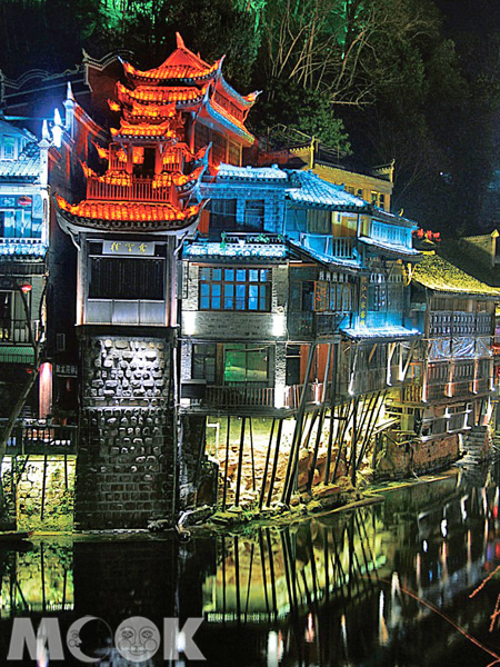鳳凰古城白天景致迷人，夜晚燈火璀璨，有如人間仙境。（圖片提供／TRAVELER Luxe旅人誌）