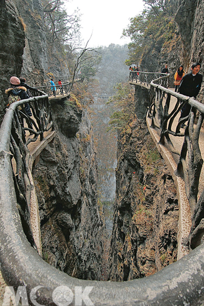 天門山鬼谷棧道修築在高達1400公尺的峭壁上，沿著蜿蜒山勢打造，讓棧道看起來更為驚險。（圖片提供／TRAVELER Luxe旅人誌）