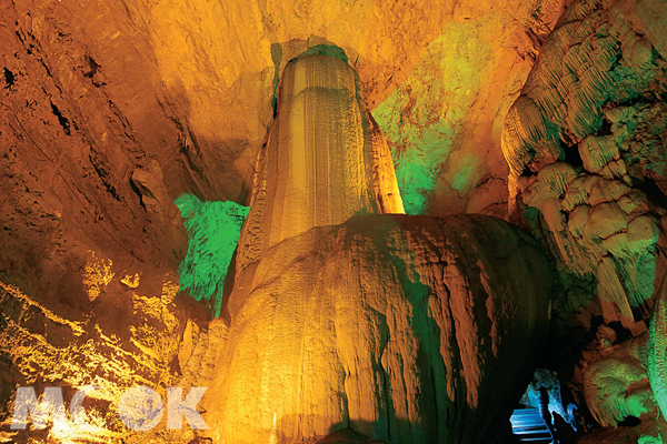 龍王洞最大的特色是擁有多處廣闊的溶洞廳室，經過億萬年累積成各種巨大石柱。（圖片提供／TRAVELER Luxe旅人誌）