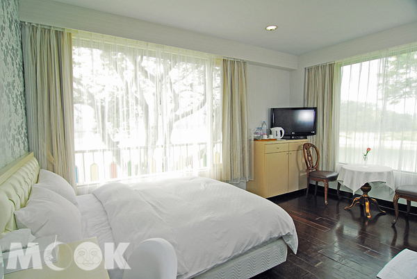 擁有夢幻景觀的湖畔住宿房間，旅客可以獨攬美景。（圖片提供／墨刻編輯部）