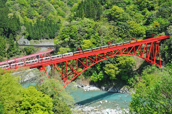 黑部峽谷鐵道美景。（圖片提供／行政院農委會林務局）